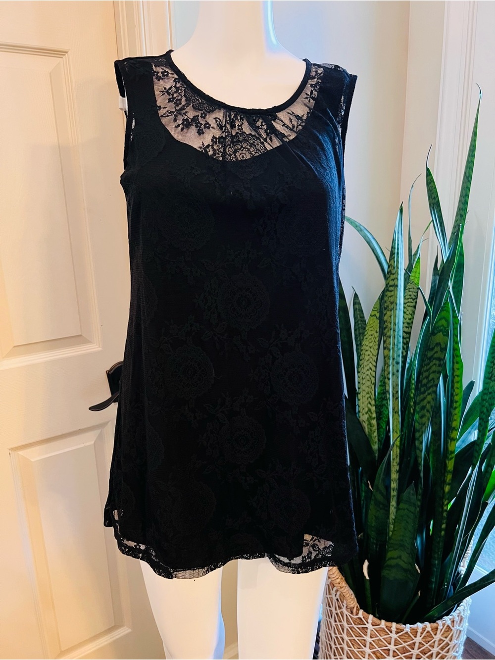 CAbi Black Floral Lace Sleeveless Tunic Top XS with Layered Tank & Tie Waist